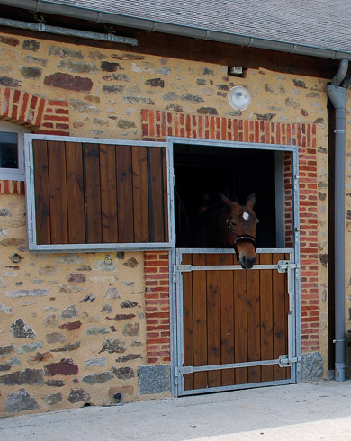 Comment choisir le sens d'ouverture de sa porte de box battante ?